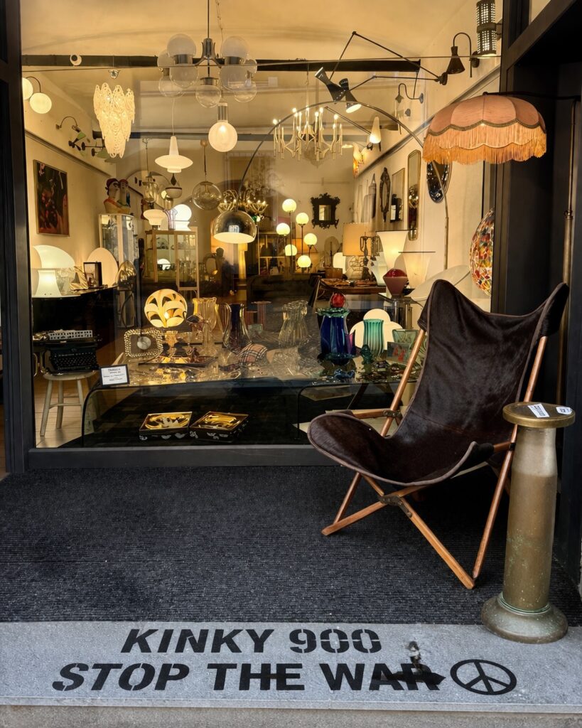 SnapInsta.to_658229874_18395920372144183_6403941003544651648_n Negozio con complementi d'arredo vintage a Piacenza